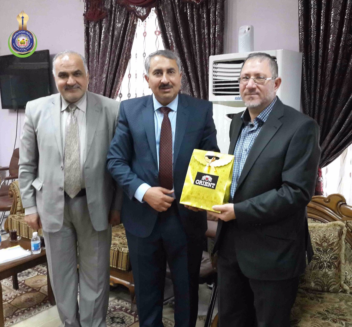 تكريم الحاج عبد الامير القريشي من قبل رئيس الجامعة